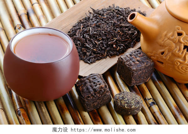 中国茶叶在杯子和各种黑色普洱茶茶竹垫背景